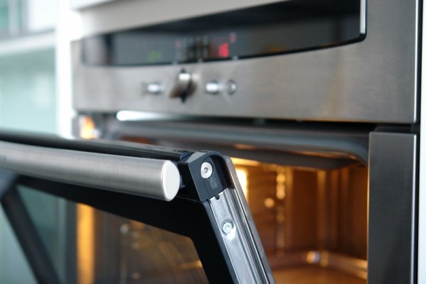 Photo caption: A new coating called SCHOTT® CleanPlus allows for oven doors to be cleaned more quickly because hardly any cooking rests can stick to it.